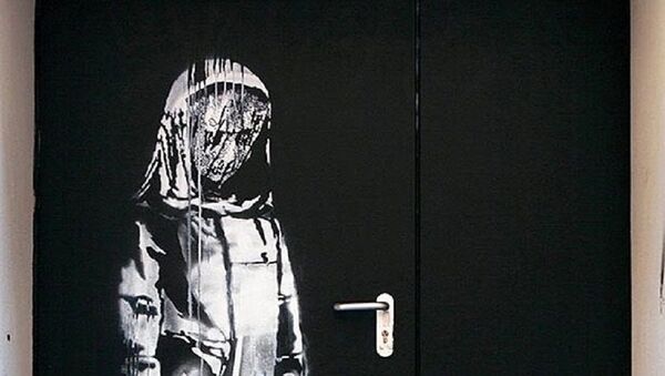 Рисунок Бэнкси на двери запасного выхода из парижского концертного зала Батаклан - Sputnik Беларусь