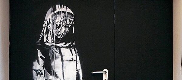 Рисунок Бэнкси на двери запасного выхода из парижского концертного зала Батаклан - Sputnik Беларусь