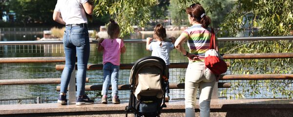 Женщины с детьми  - Sputnik Беларусь