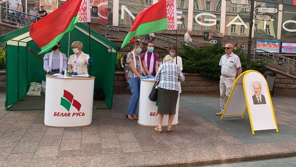 Сбор подписей проводили представители ОО Белая Русь - Sputnik Беларусь