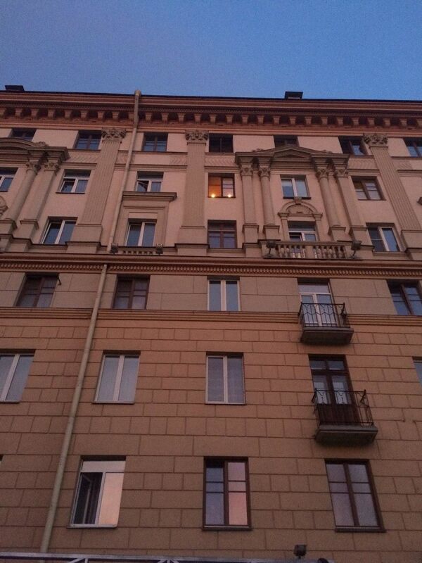 Сотрудники МЧС спасли в Минске девушку, сорвавшуюся с 6-го этажа - Sputnik Беларусь