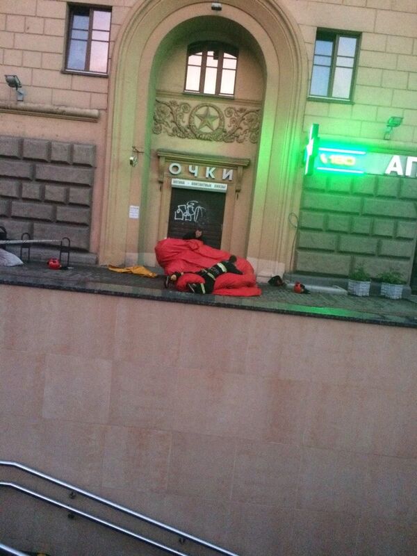 Сотрудники МЧС спасли в Минске девушку, сорвавшуюся с 6-го этажа - Sputnik Беларусь