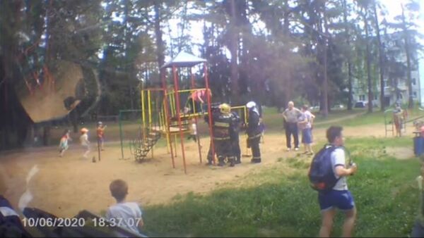 Ребенок застрял головой в перилах, видео - Sputnik Беларусь