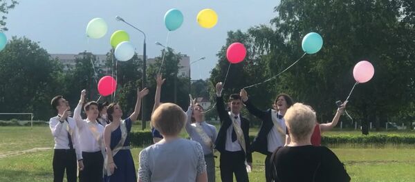 В платьях и масках: как получали аттестаты выпускники минской школы - Sputnik Беларусь