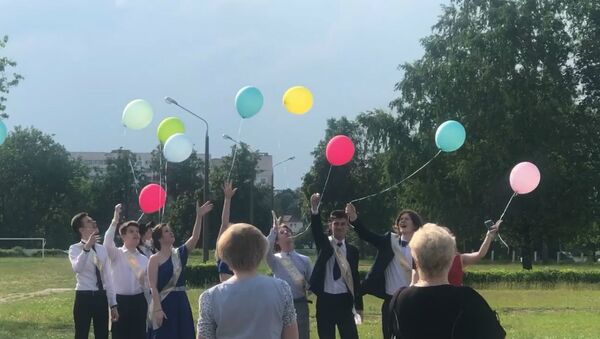 В платьях и масках: как получали аттестаты выпускники минской школы - Sputnik Беларусь