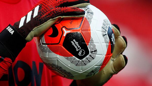 Футболист держит мяч в руках - Sputnik Беларусь