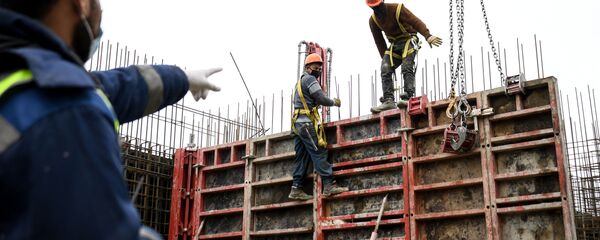Рабочыя на будаўніцтве жылога комплексу Рабочыя на будаўніцтве жылога комплексу - Sputnik Беларусь