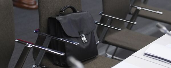 Портфель на кресле - Sputnik Беларусь