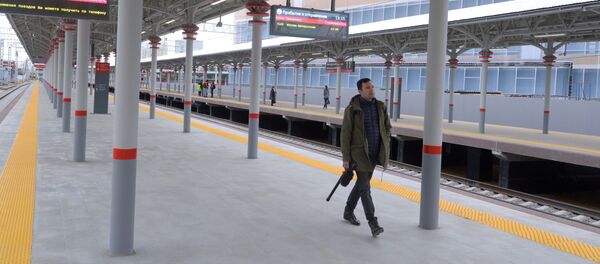 Пассажир на новой посадочной платформе с перроном на Белорусском вокзале Москвы Пассажир на новой посадочной платформе с перроном на Белорусском вокзале Москвы - Sputnik Беларусь
