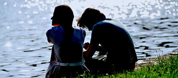 Молодые люди отдыхают на набережной, архивное фото - Sputnik Беларусь