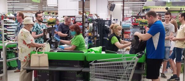 В продовольственных магазинах люди также уже позабыли, что значит держать дистанцию - Sputnik Беларусь