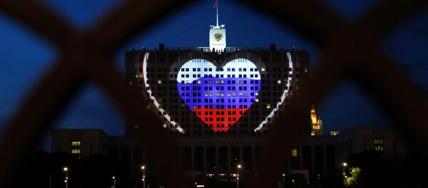 Праздничная подсветка на Доме правительства РФ ко Дню России - Sputnik Беларусь