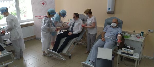 Міністр аховы здароўя Беларусі Уладзімір Каранік прыняў удзел у акцыі і здаў кроў Міністр аховы здароўя Беларусі Уладзімір Каранік прыняў удзел у акцыі і здаў кроў - Sputnik Беларусь