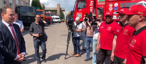 Вязович рассказал Головченко, как собирают гоночные МАЗы – видео - Sputnik Беларусь