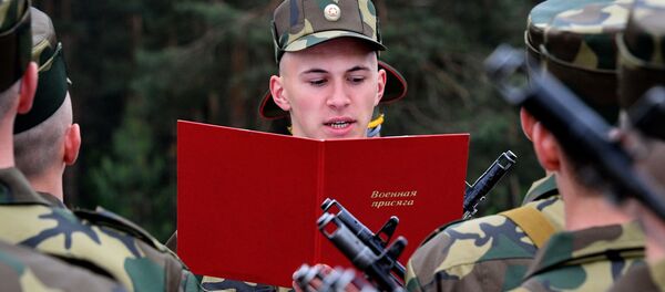 Новобранцы приняли присягу без присутствия родственников Новобранцы приняли присягу без присутствия родственников - Sputnik Беларусь