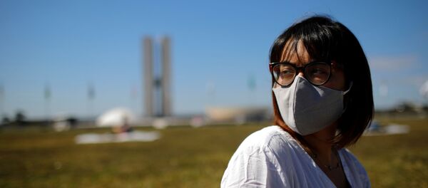 Женщина в защитной маске в Бразилии - Sputnik Беларусь