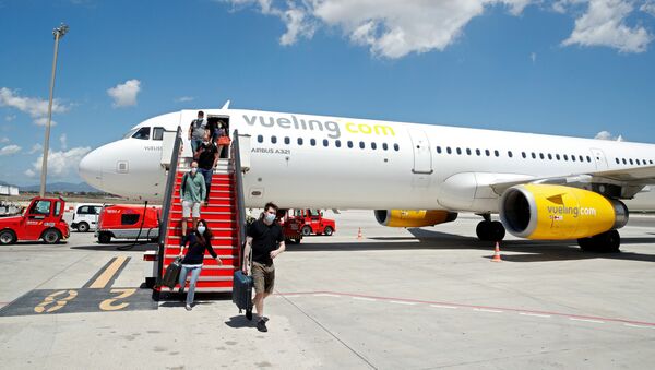 Пассажиры выходят из самолета в аэропорту Пальма-де-Майорка, Балеарские острова, Испания - Sputnik Беларусь