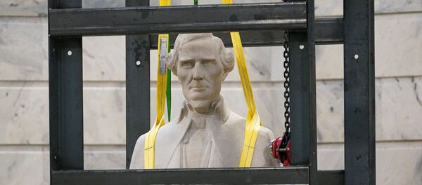 Статуя президента Конфедерации Джефферсона Дэвиса Статуя президента Конфедерации Джефферсона Дэвиса - Sputnik Беларусь