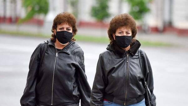 Женщины в масках на улице Гомеля - Sputnik Беларусь