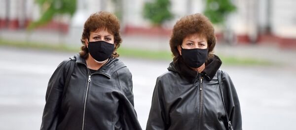 Женщины в масках на улице Гомеля - Sputnik Беларусь