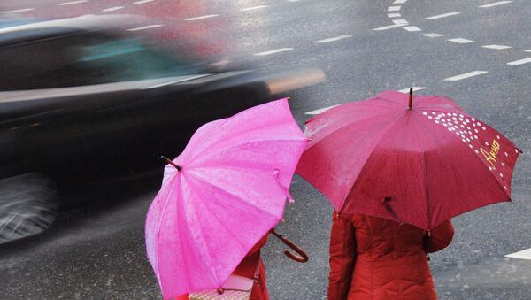 Женщины под зонтом во время дождя - Sputnik Беларусь