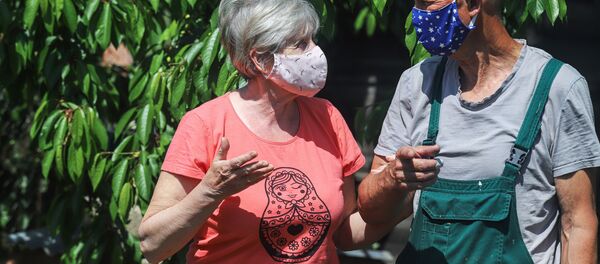 Пожилые люди в защитных масках - Sputnik Беларусь