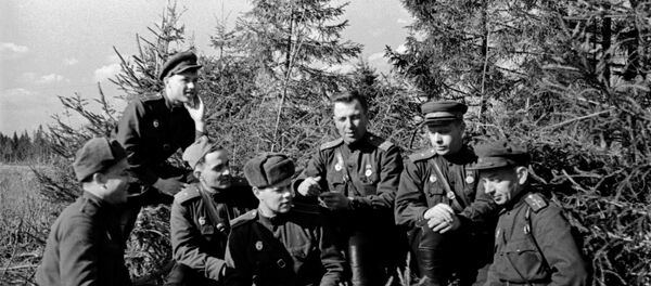 Группа солдат и офицеров 30-го гвардейского стрелкового полка 8-й гвардейской им. Панфилова стрелковой дивизии - Sputnik Беларусь