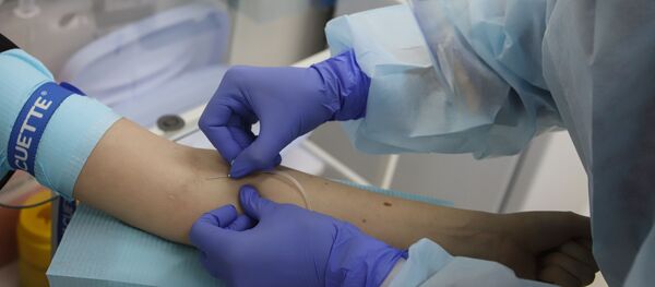Медицинский работник выполняет забор крови для тестирования на наличие антител к вирусу SARS-CoV-2 - Sputnik Беларусь