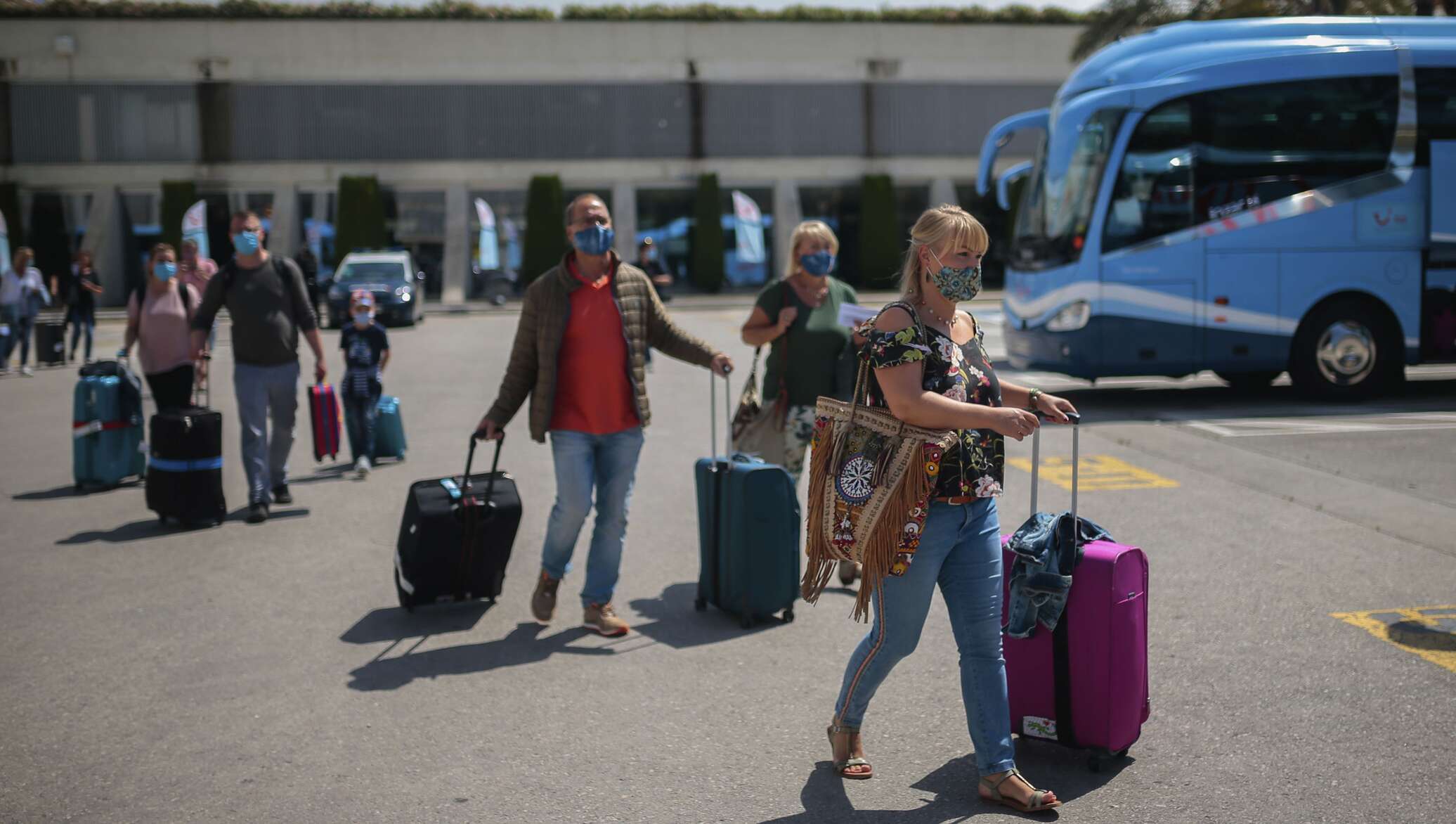 Нужна ли поездка. Француженка собралась в отпуск в Россию. Поездки в Европу когда откроют. Открой стране идут.