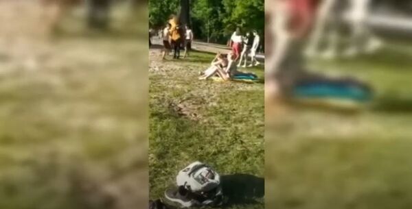 Лицеист в Гомеле поджег себя и прыгнул в реку, видео - Sputnik Беларусь