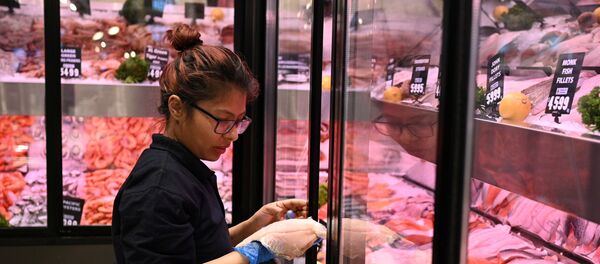 Продавец в отделе морепродуктов - Sputnik Беларусь