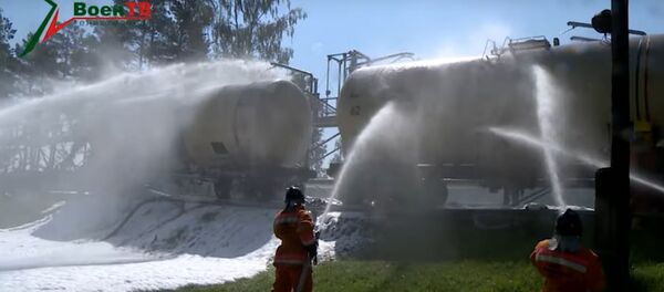 Военные спасатели укрыли одеялом горящую цистерну с бензином – видео - Sputnik Беларусь