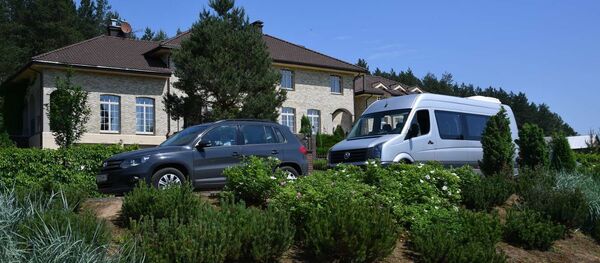 Автомобили ДФР у дома Виктора Бабарико - Sputnik Беларусь