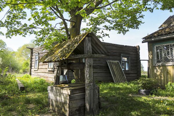 Занядбаны дом і стары калодзеж у вёсцы Пагост - Sputnik Беларусь