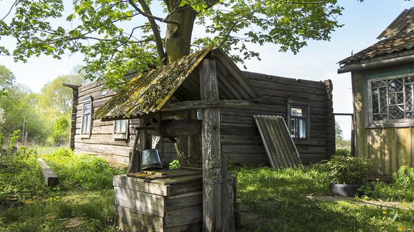 Заброшенный дом и старый колодец в деревне Погост - Sputnik Беларусь