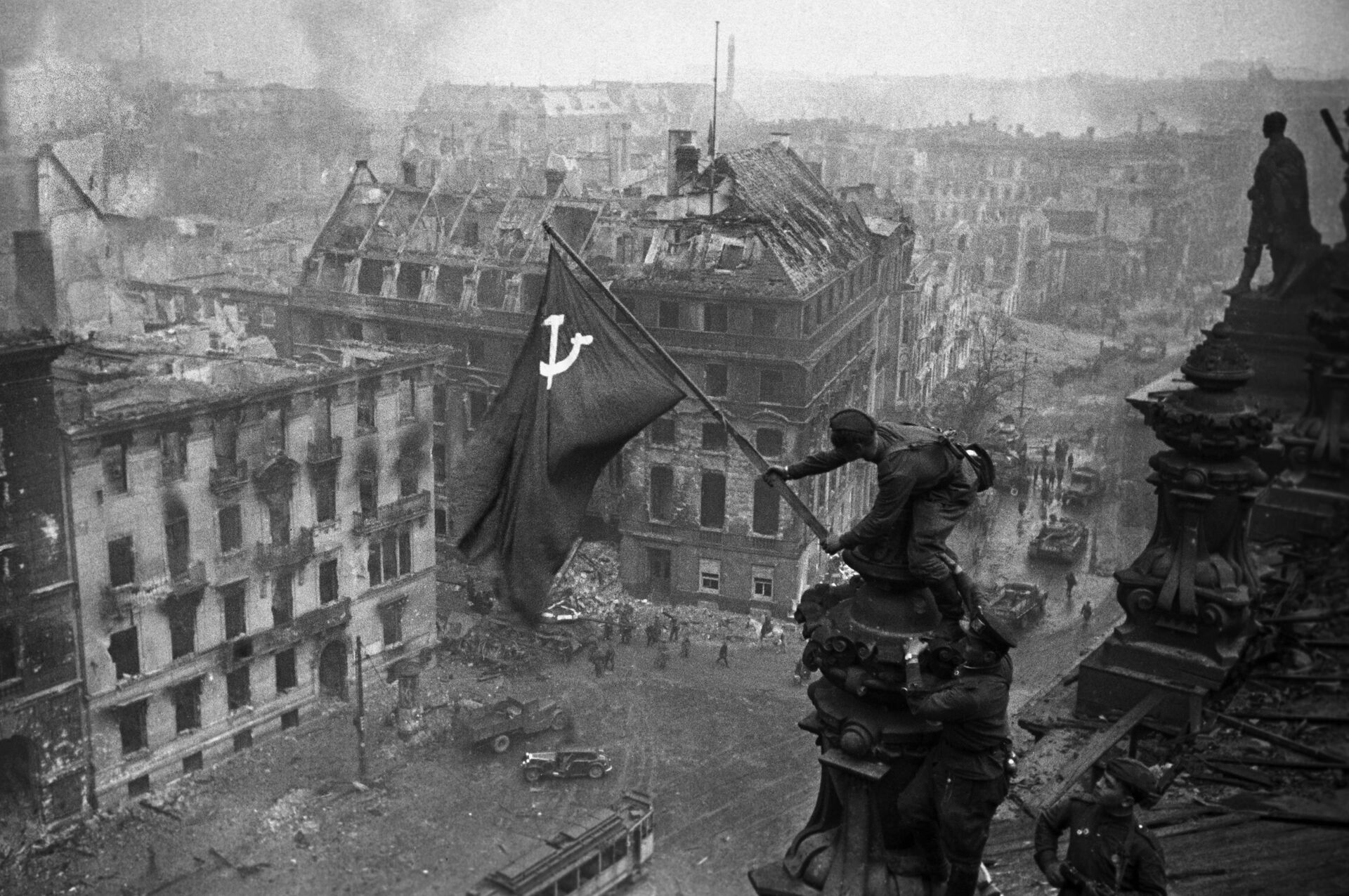 Знамя Победы на здании Рейхстага в Берлине - Sputnik Беларусь, 1920, 22.06.2022