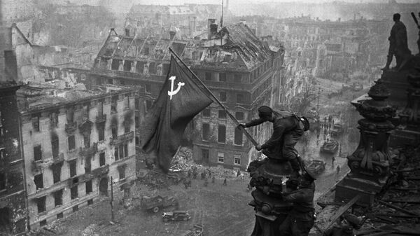 Знамя Победы на здании Рейхстага в Берлине - Sputnik Беларусь