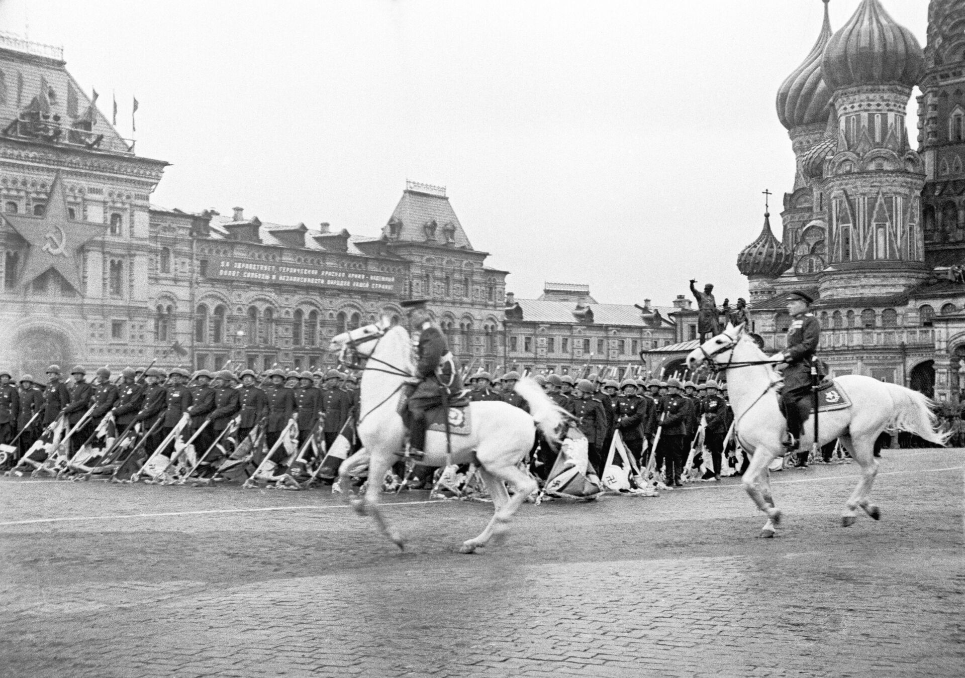 Парад на Красной площади в Москве в ознаменование победы СССР над Германией в Великой Отечественной войне 24 июня 1945 года - Sputnik Беларусь, 1920, 12.12.2023