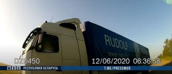 Водители фур пытались задавить инспекторов ГАИ, видео - Sputnik Беларусь