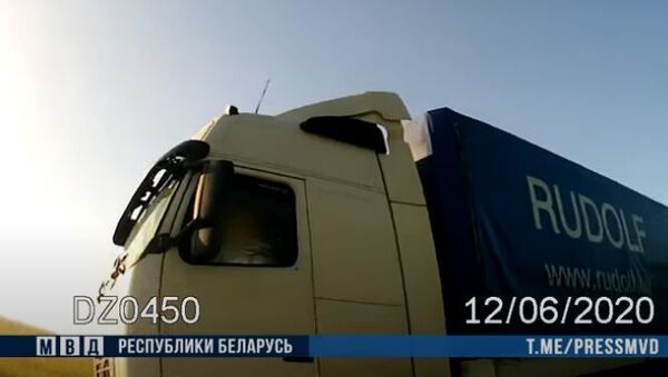 Водители фур пытались задавить инспекторов ГАИ, видео - Sputnik Беларусь
