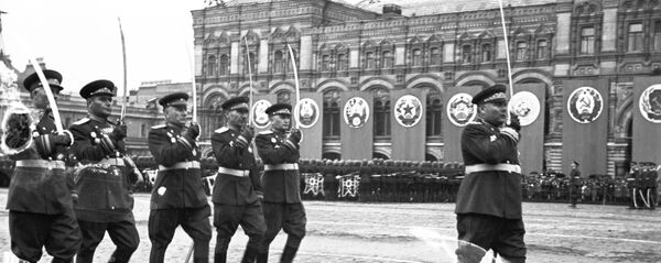 Парад 1945-га: як адзначылі Перамогу ў Вялікай Айчыннай на Чырвонай плошчы Парад 1945-га: як адзначылі Перамогу ў Вялікай Айчыннай на Чырвонай плошчы - Sputnik Беларусь
