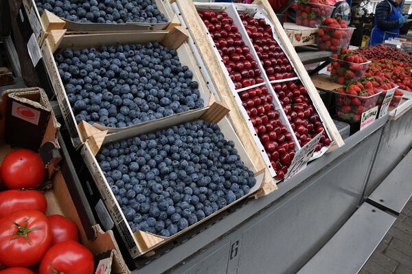 Люди с ведрами стоят в очереди! На Комаровке – клубника от 1,5 рубля за кило - Sputnik Беларусь