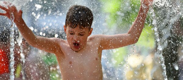 Дети купаются в фонтане в Гомеле - Sputnik Беларусь