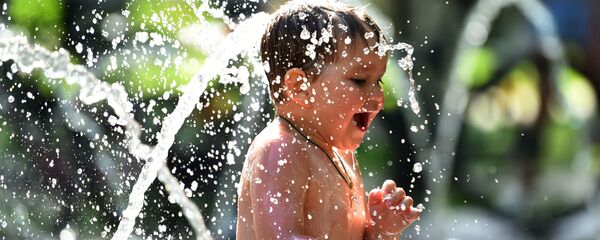 Дети купаются в фонтане, архивное фото - Sputnik Беларусь