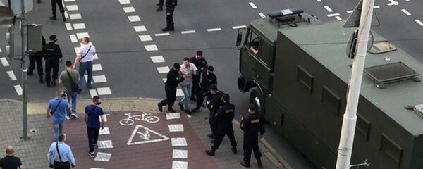 Сотрудники ОМОН задерживают граждан в Минске - Sputnik Беларусь