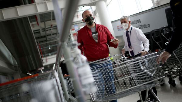 Покупатели в маске в супермаркете во время вспышки коронавируса - Sputnik Беларусь