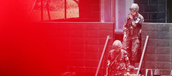 Южнокорейские солдаты работают на посту охраны возле демилитаризованной зоны (ДМЗ), разделяющей две Кореи - Sputnik Беларусь