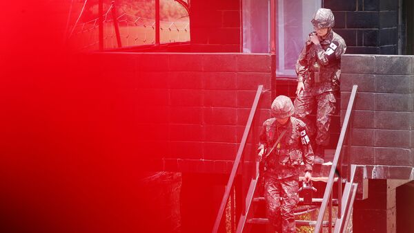 Южнокорейские солдаты работают на посту охраны возле демилитаризованной зоны (ДМЗ), разделяющей две Кореи - Sputnik Беларусь
