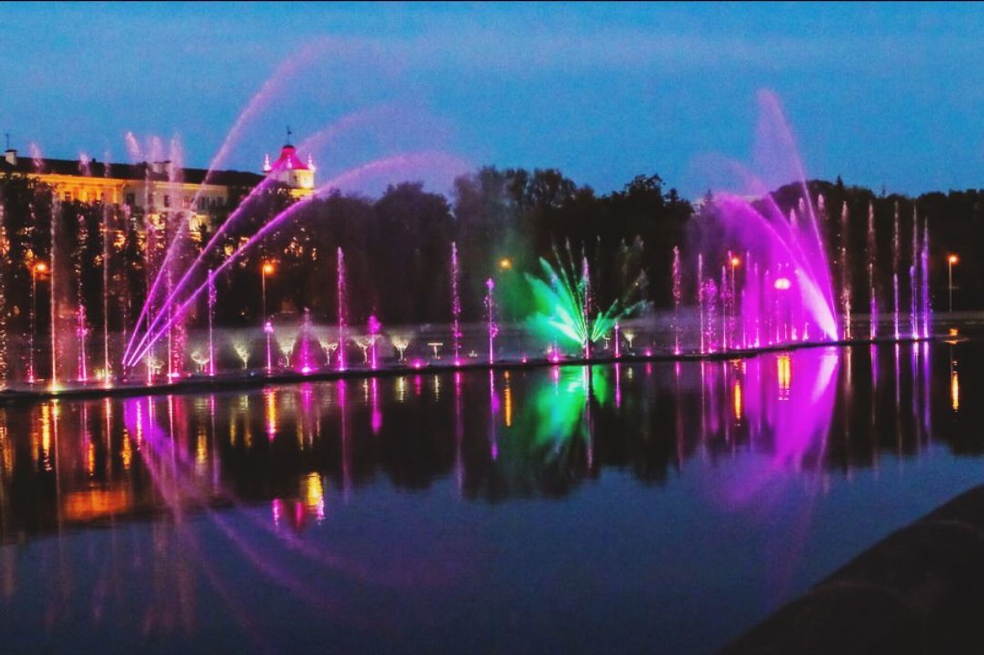 Светомузыкальный фонтан в парке Янки Купалы - Sputnik Беларусь, 1920, 28.04.2023