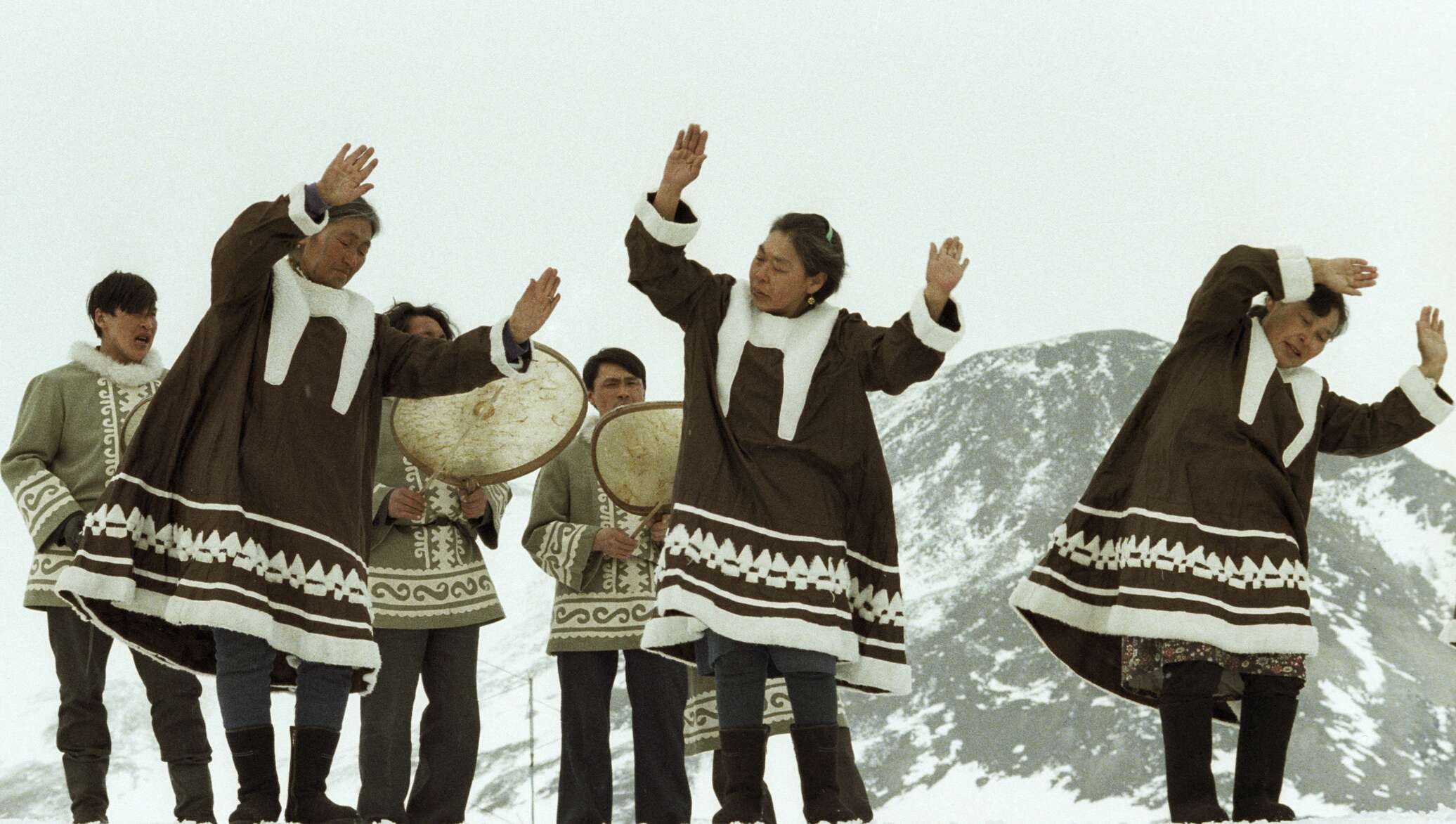 Музыка северных народов. Аляска Эскимосы. Эскимосская камлейка. Эскимосы Чукотский танец.
